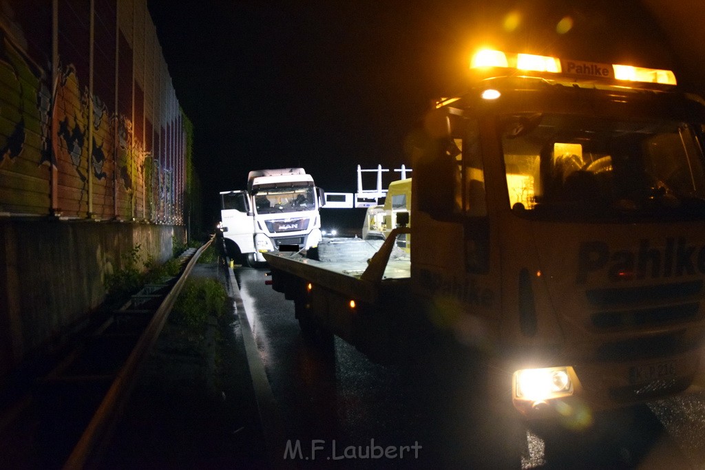 LKW Verfolgung A 3 Rich Oberhausen gestellt mit Nagelbrett Hoehe AS Koeln Dellbrueck P02.JPG - Miklos Laubert